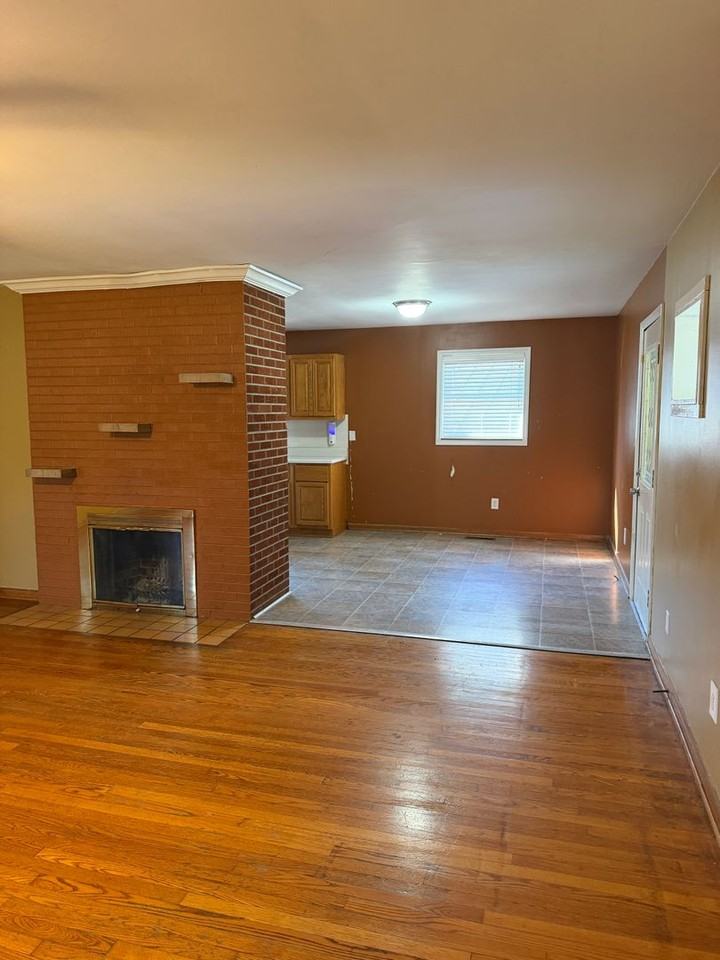 1905 Vickers Ln - Photo 7 of 19