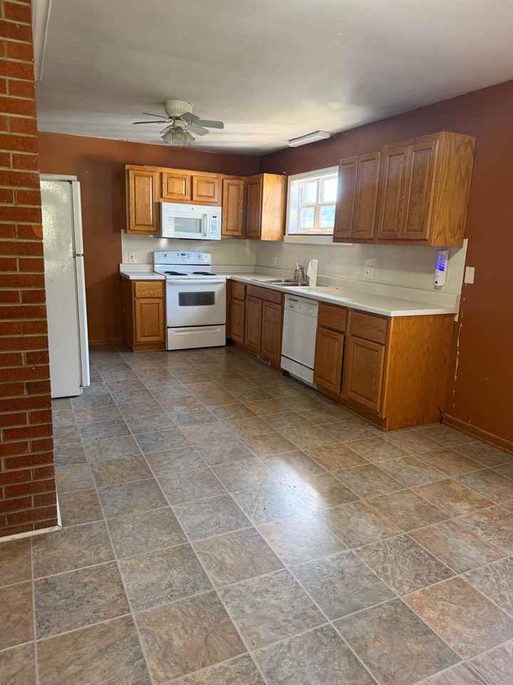 1905 Vickers Ln - Photo 5 of 19