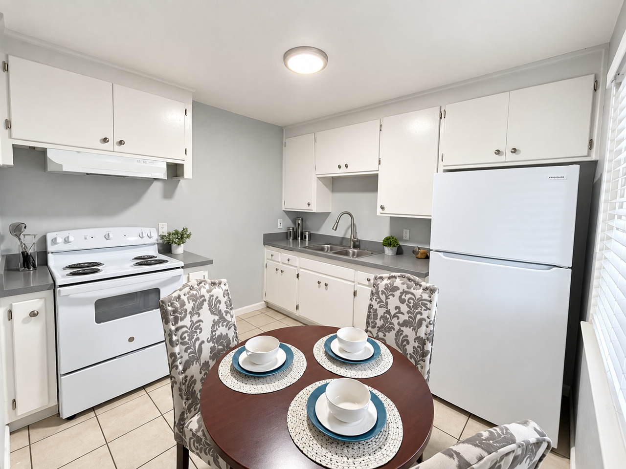 Lone Pine Apartments - Photo 3 of 23