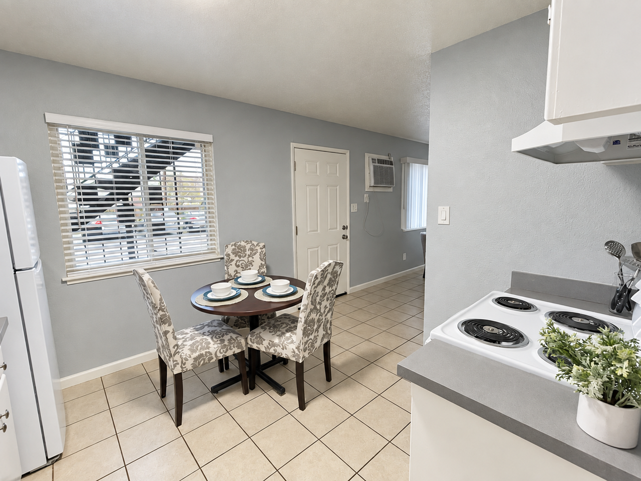 Lone Pine Apartments - Photo 4 of 23