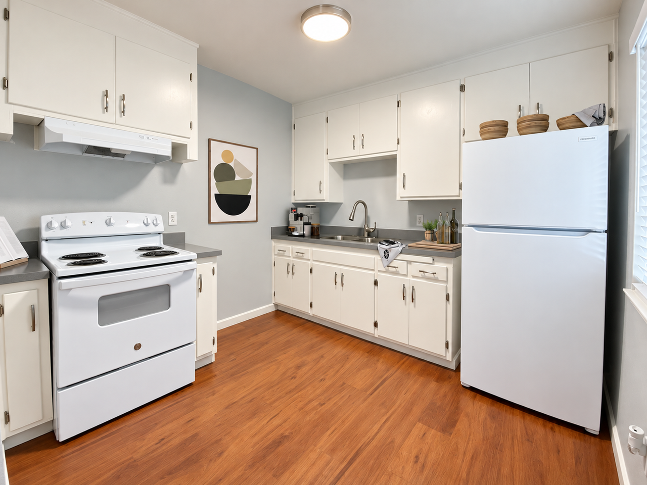 Lone Pine Apartments - Photo 5 of 23