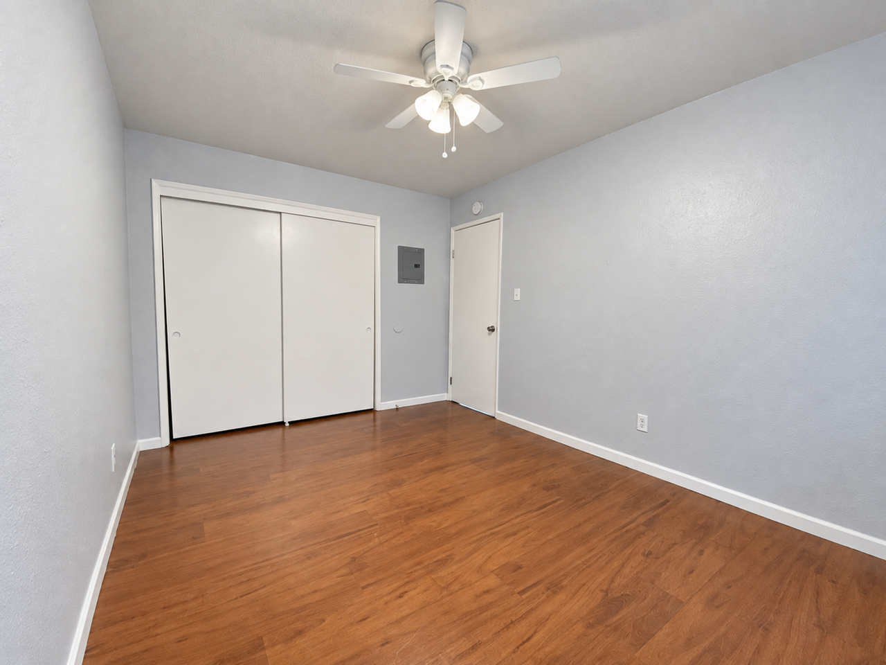 Lone Pine Apartments - Photo 7 of 23