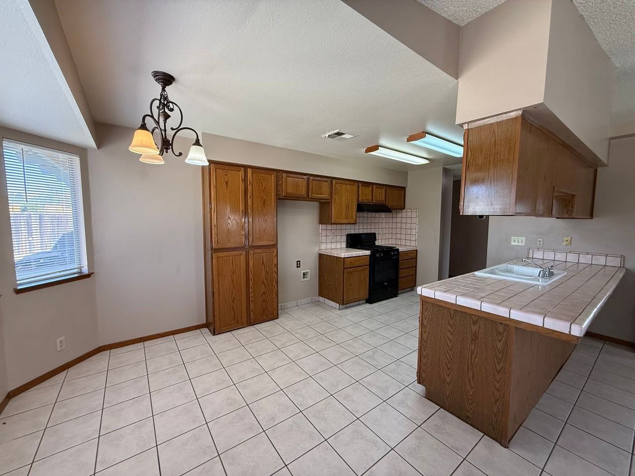 980 Lakewood Dr - Photo 3 of 14
