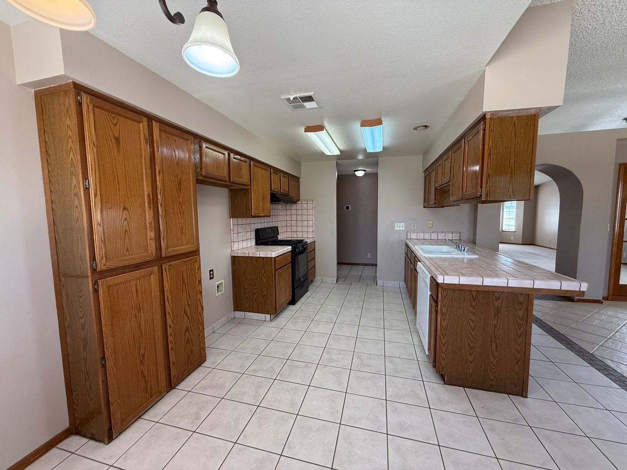 980 Lakewood Dr - Photo 4 of 14