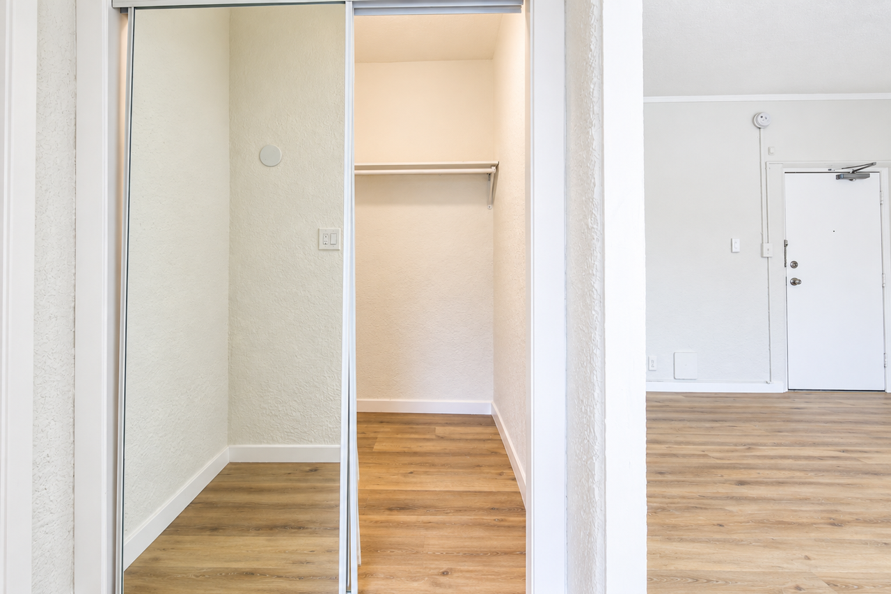 Manhattan III Apartments | Charming Bachelor, Studio & One - Photo 5 of 12