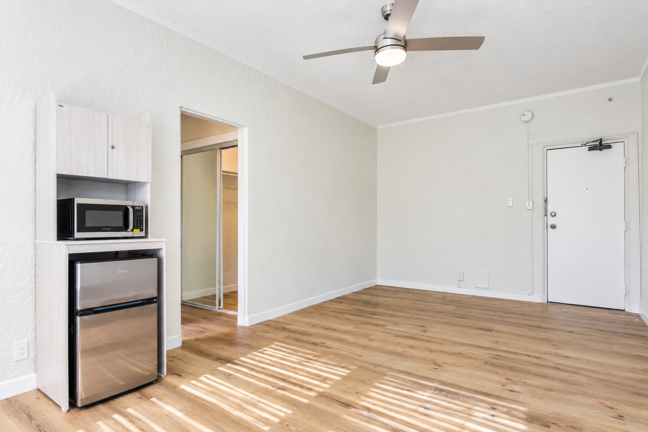 Manhattan III Apartments | Charming Bachelor, Studio & One - Photo 6 of 12