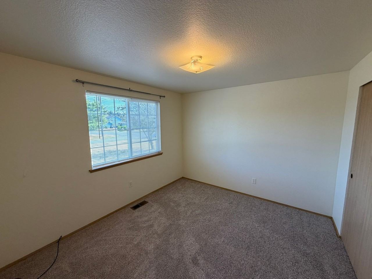 1202 35th St - Photo 4 of 22