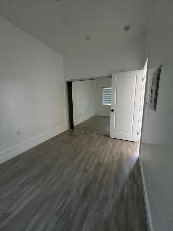 252 1/2 W 43rd St #252-5 - Photo 5 of 6