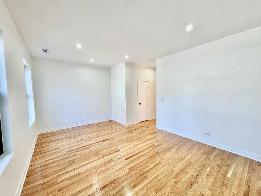1411 W Lunt Ave - Photo 7 of 10