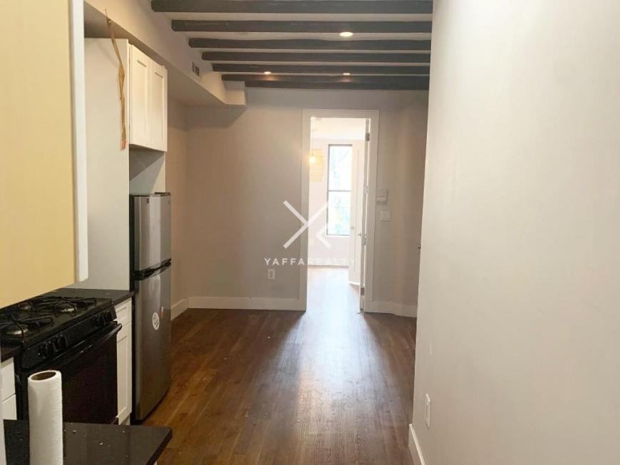 787 Hart St - Photo 3 of 10