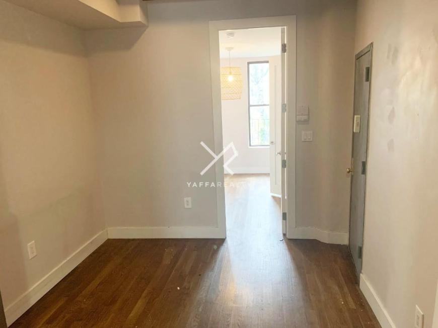 787 Hart St - Photo 4 of 10