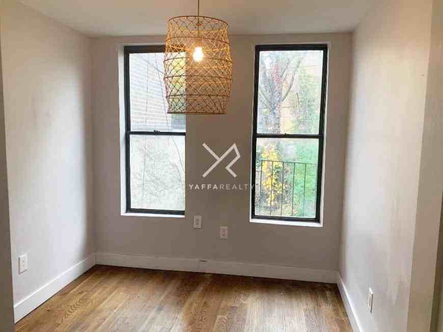 787 Hart St - Photo 5 of 10