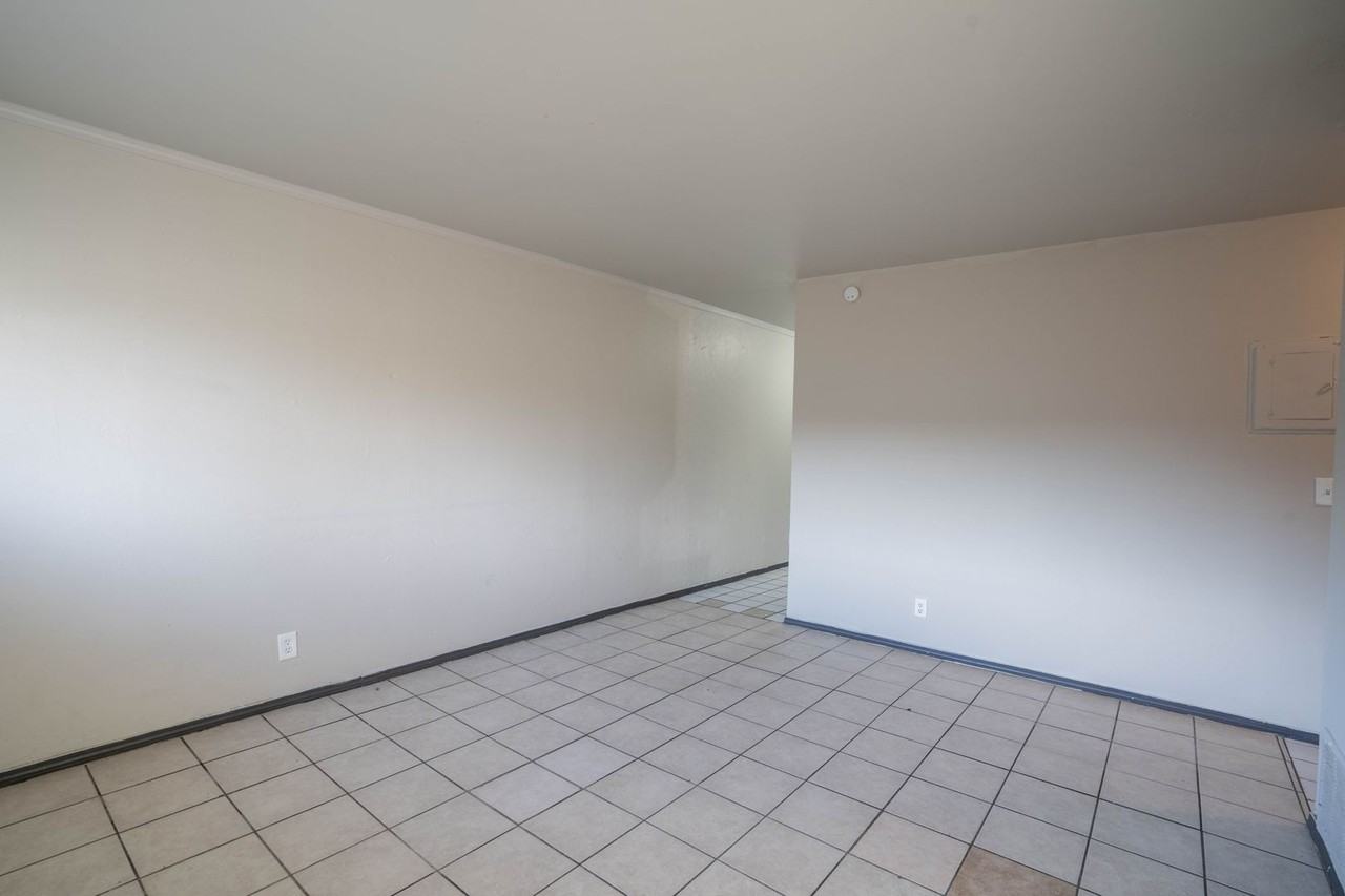 1072 N Irvington Ave Apt A - Photo 2 of 7