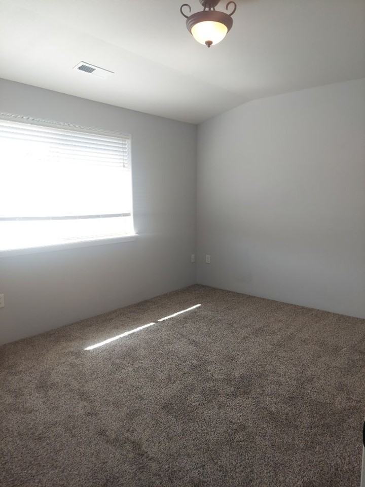 365 Bradley Way - Photo 6 of 13