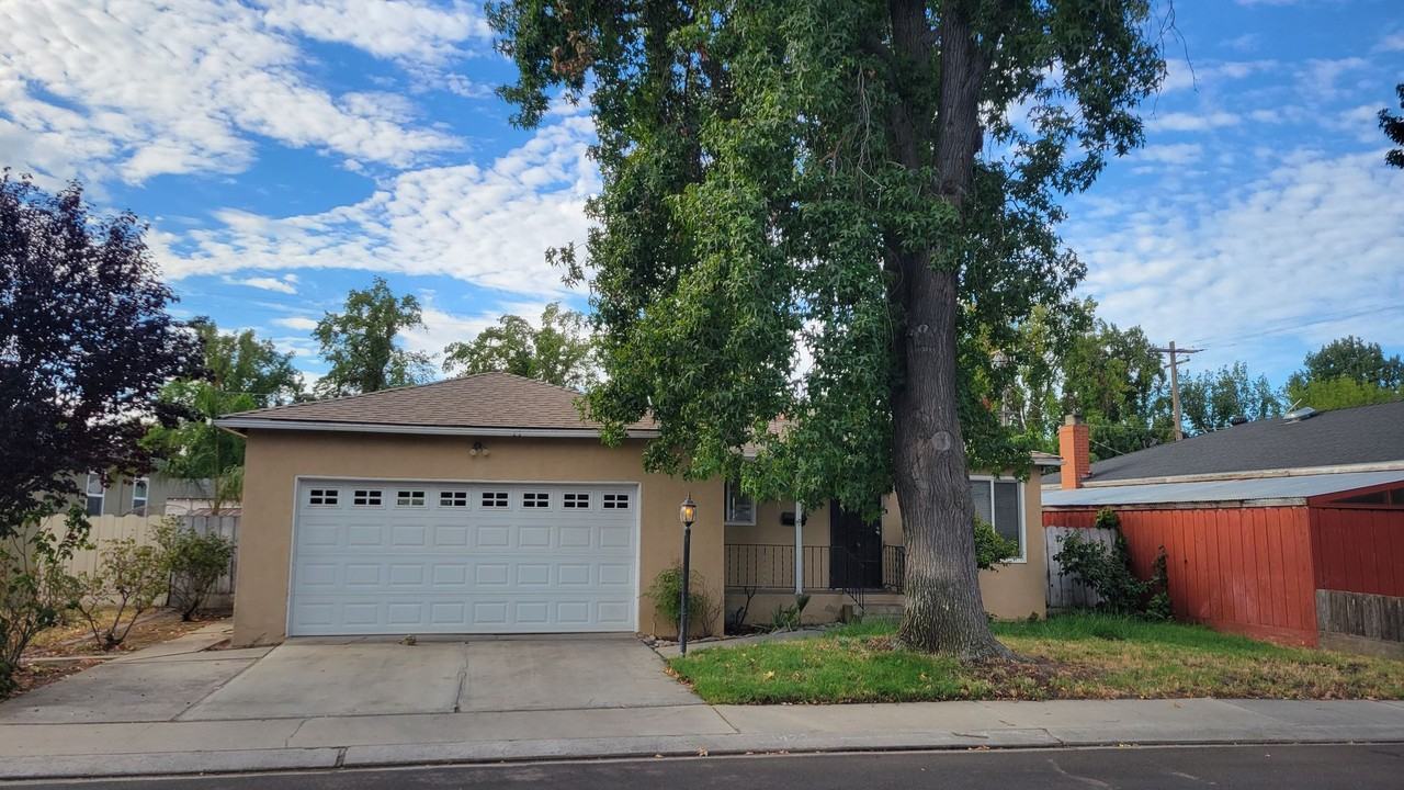 1422 Kingsbury Ave - Photo 2 of 33
