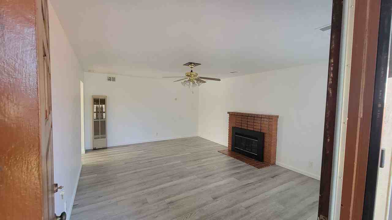 1422 Kingsbury Ave - Photo 4 of 33