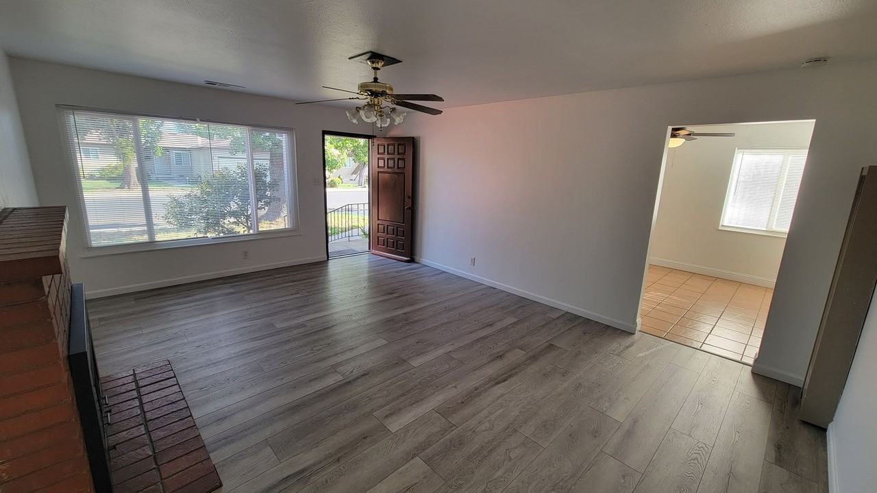 1422 Kingsbury Ave - Photo 5 of 33