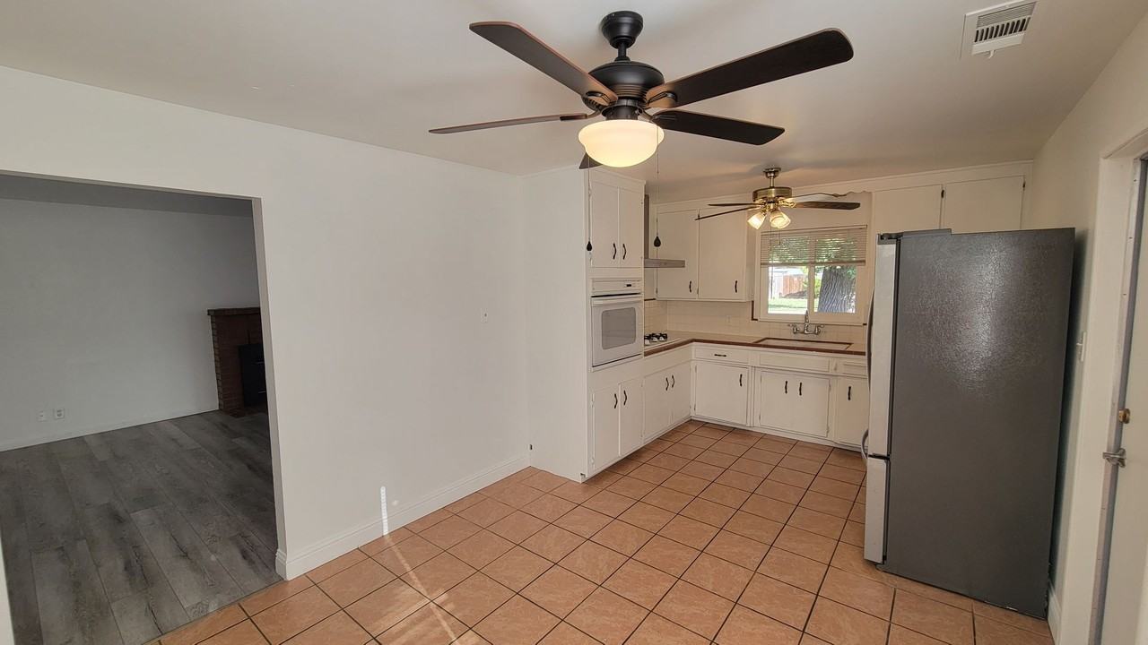 1422 Kingsbury Ave - Photo 6 of 33