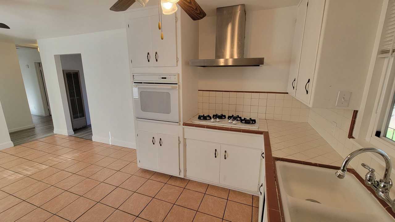 1422 Kingsbury Ave - Photo 7 of 33