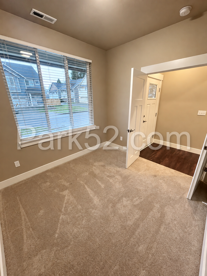 1548 Onyx St Se - Photo 4 of 23