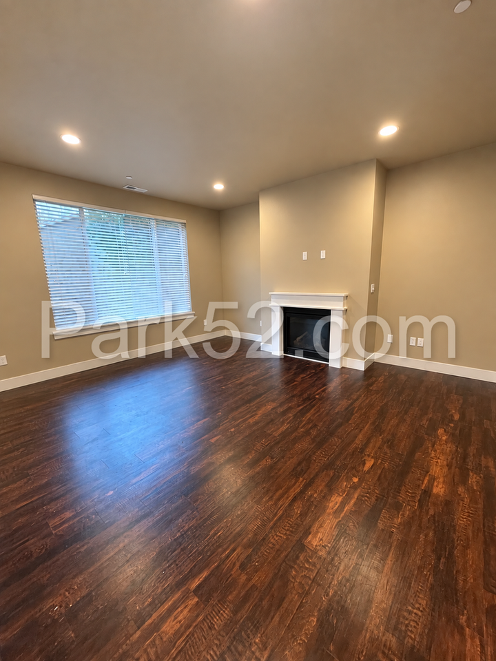 1548 Onyx St Se - Photo 5 of 23