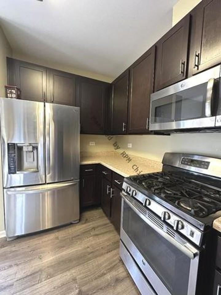 649 Cary Woods Cir - Photo 4 of 36