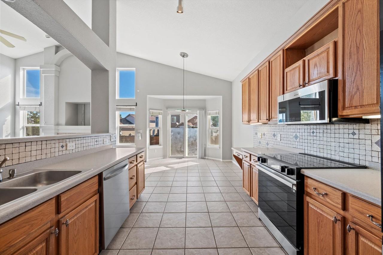 2258 S Gibralter Way - Photo 7 of 33