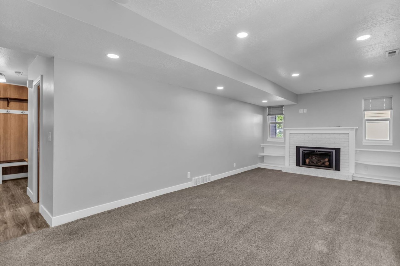 4436 S 1620 W - Photo 2 of 33
