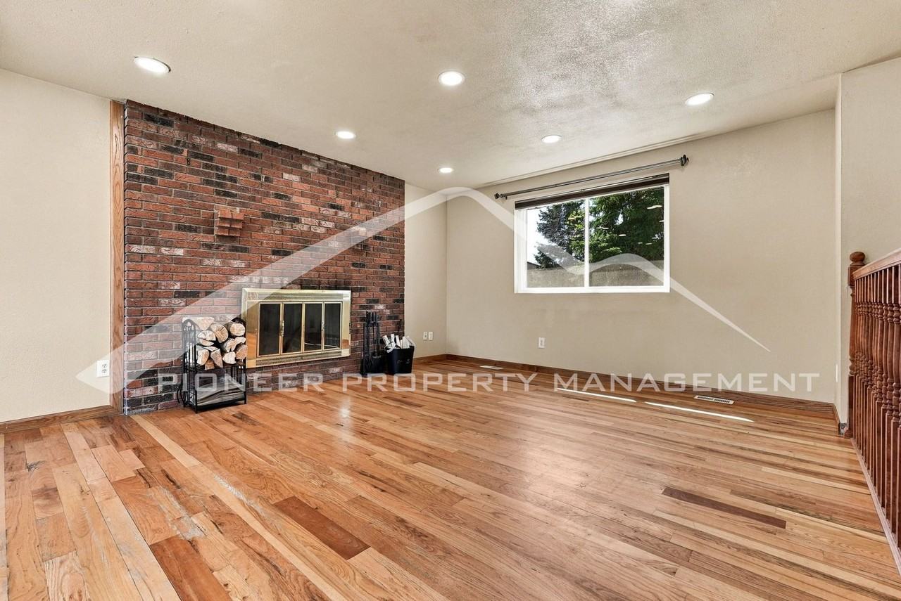 229 Florence Ave - Photo 4 of 31