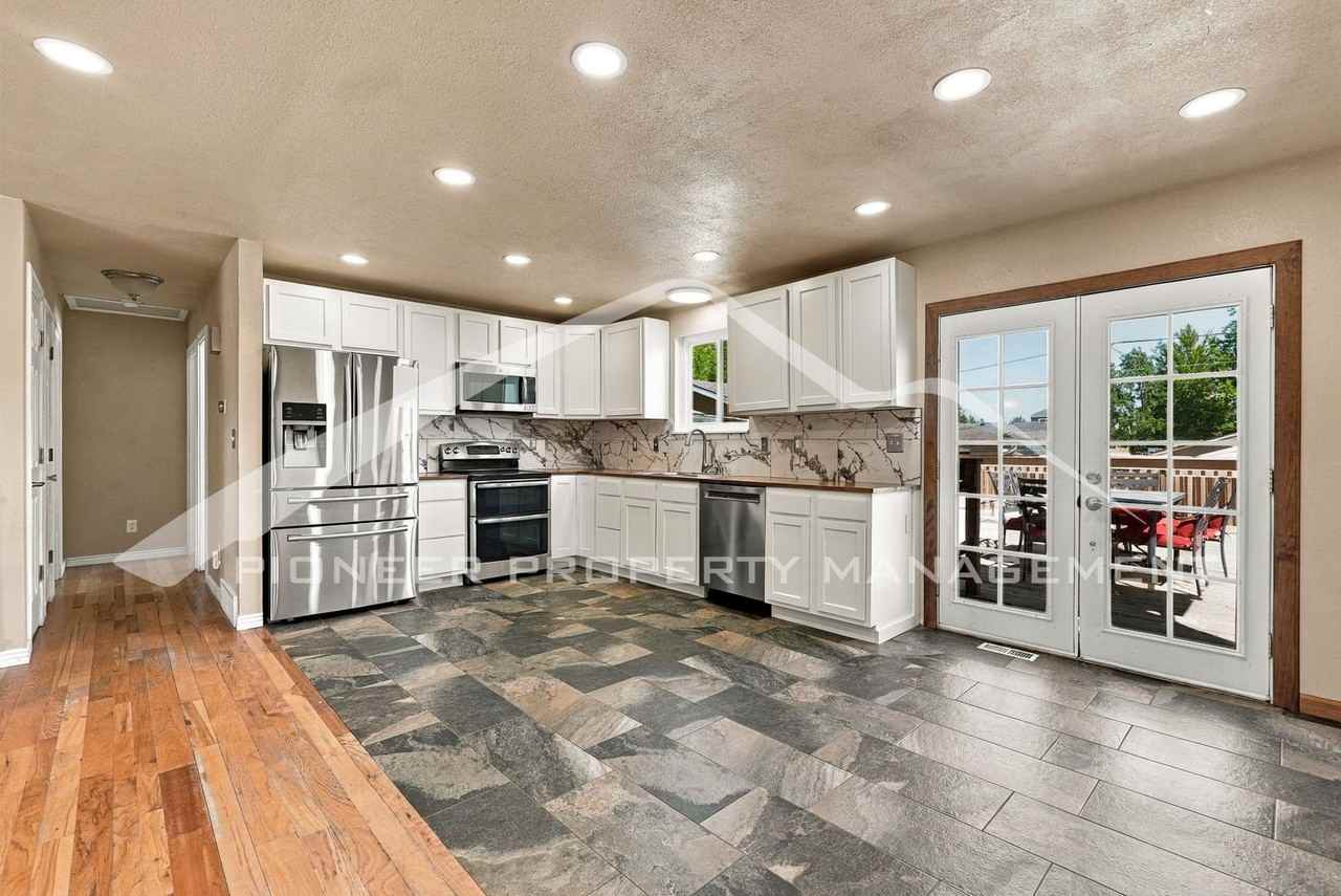 229 Florence Ave - Photo 6 of 31