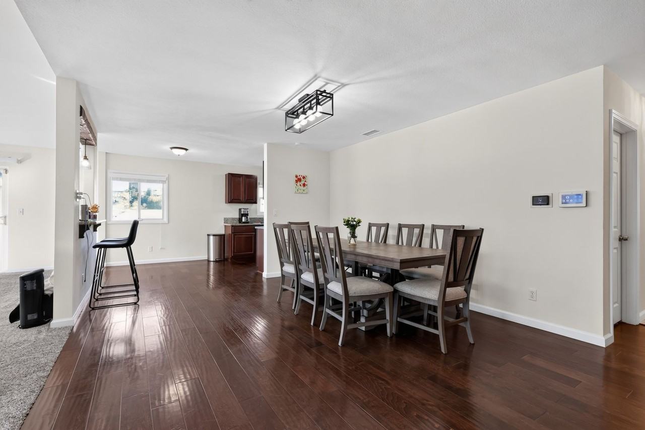 832 Alvin St - Photo 3 of 33