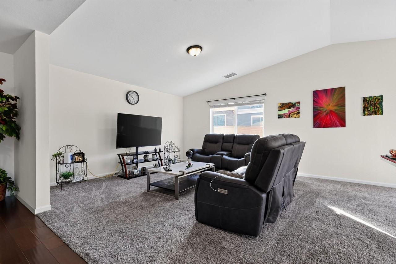 832 Alvin St - Photo 6 of 33