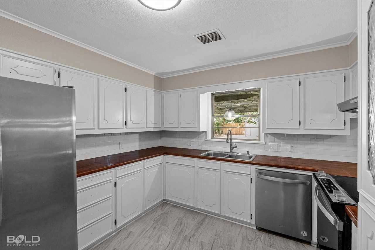 822 E River Rd - Photo 6 of 36