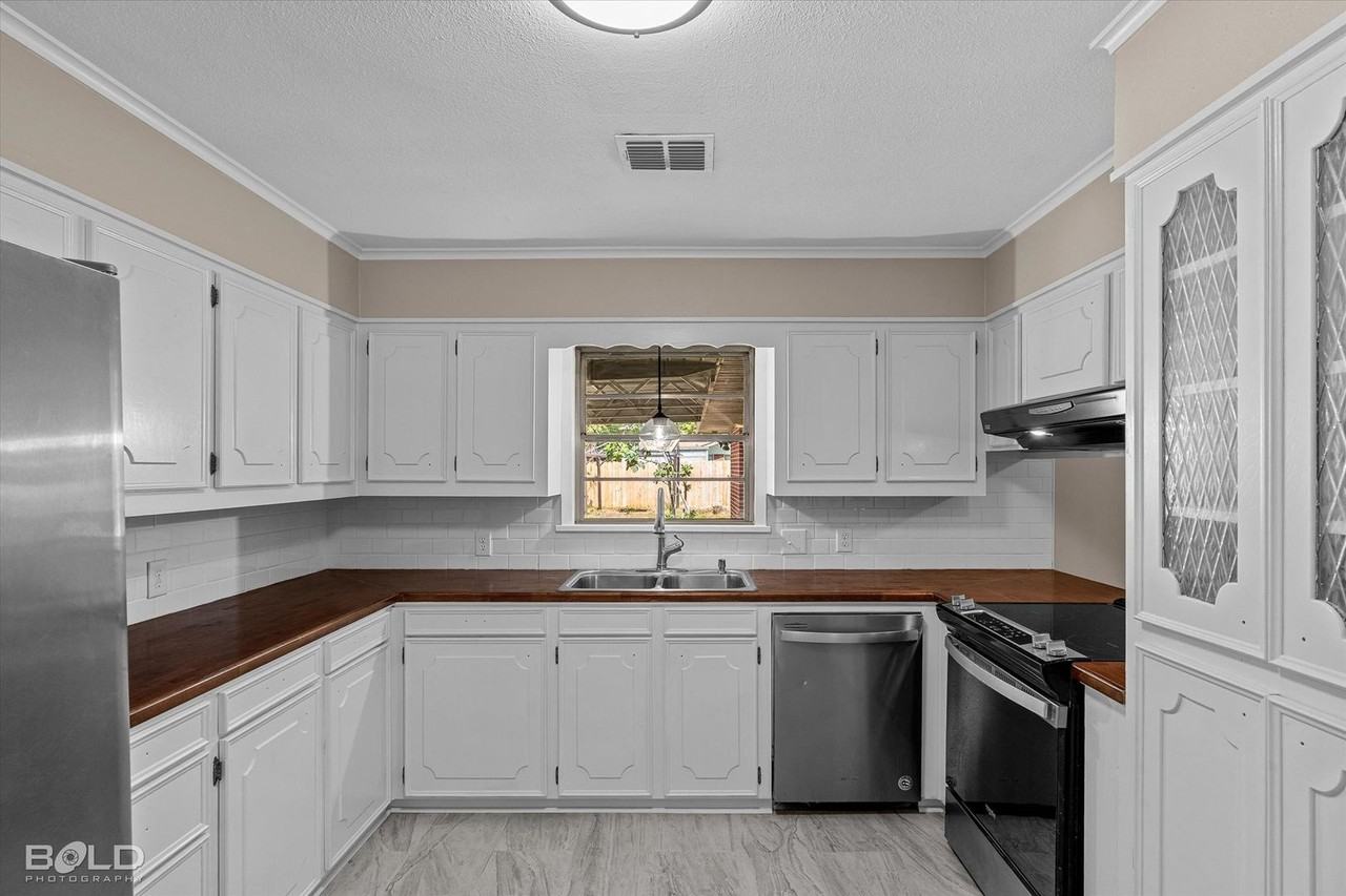 822 E River Rd - Photo 7 of 36