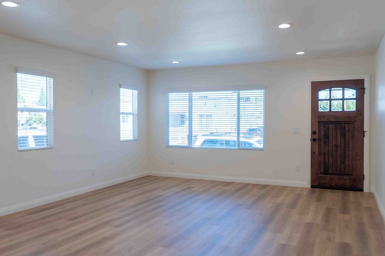 4516 W 28th St - Photo 3 of 12