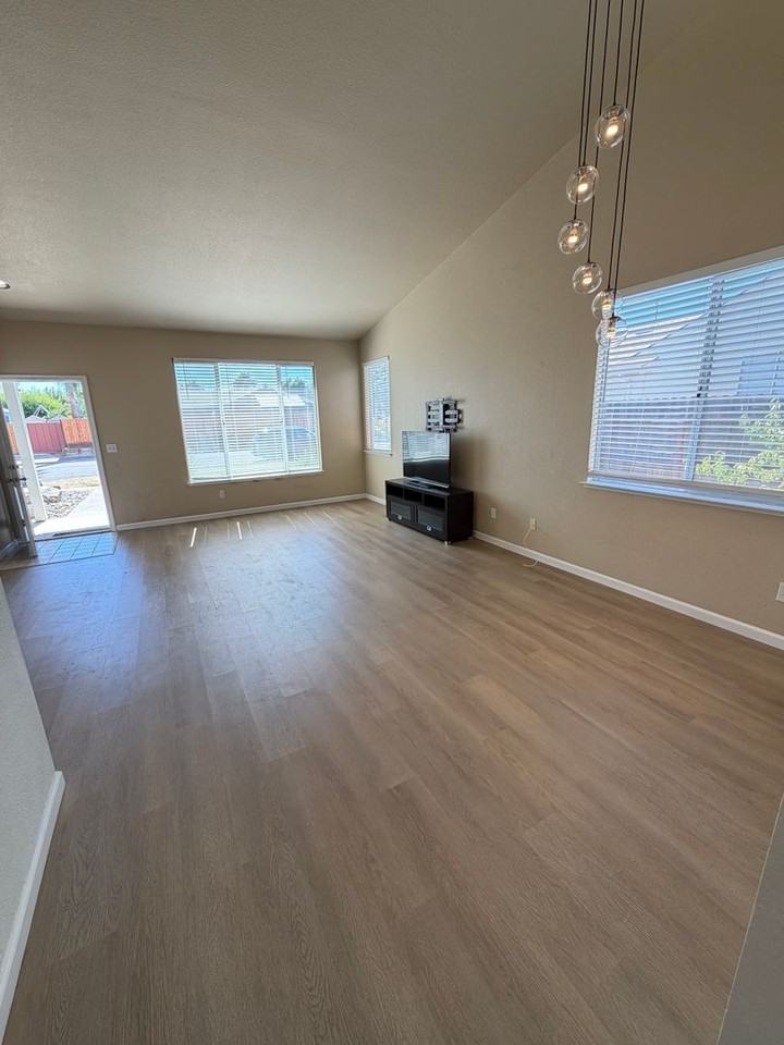 5431 Lakespring Dr - Photo 3 of 19