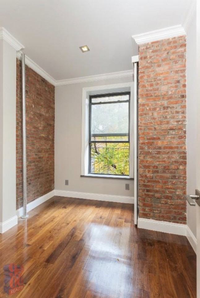 E 116th St - Photo 6 of 7