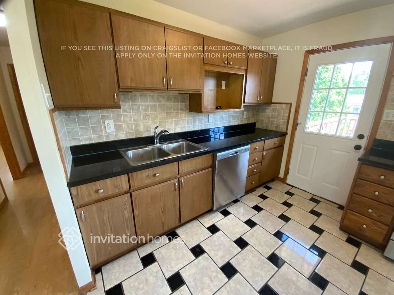 327 Hemlock Ave - Photo 5 of 22