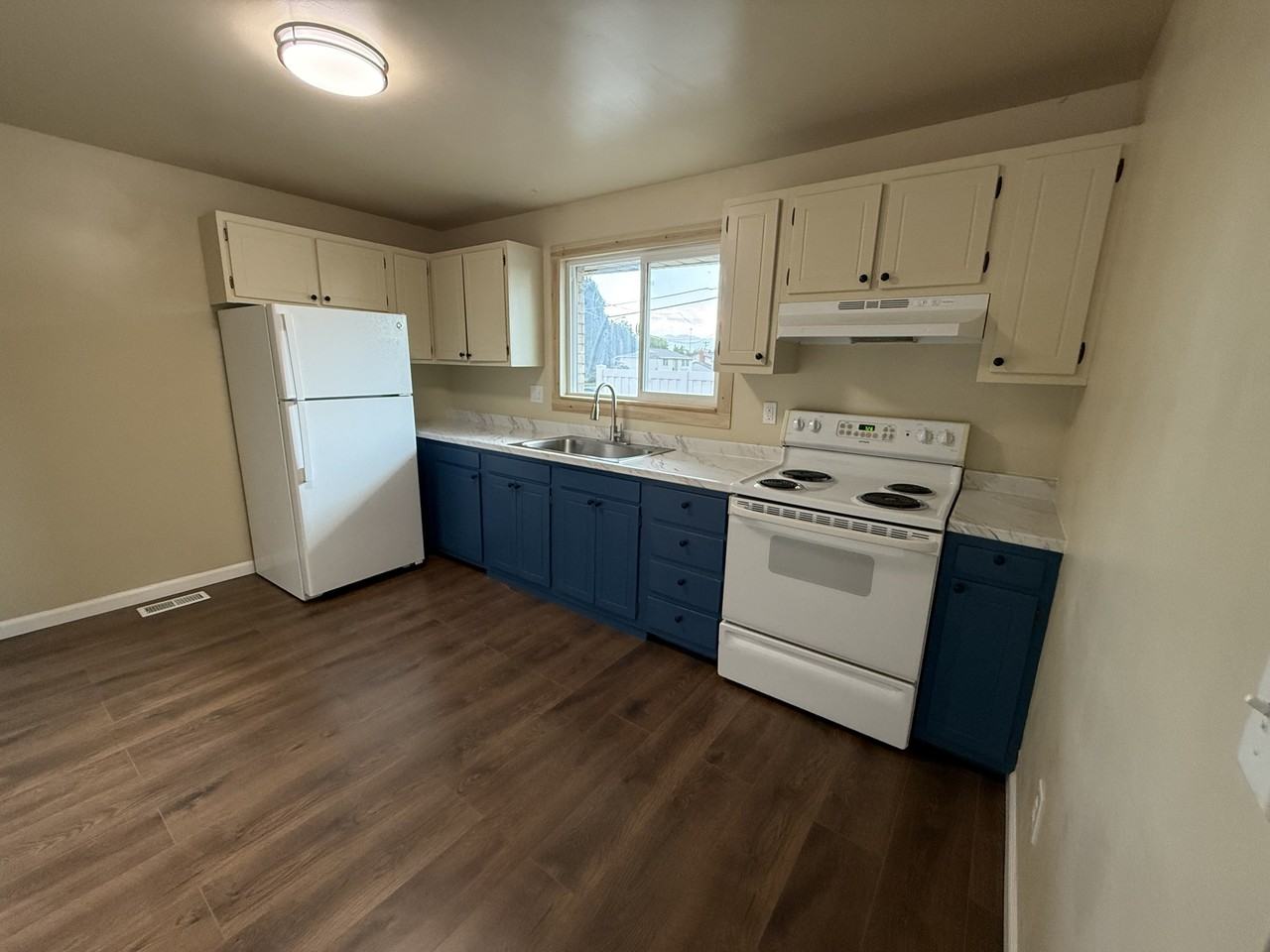 8146 S. Pioneer St. - BB - Photo 3 of 14