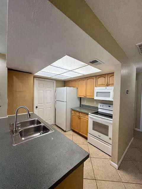 3614 Southwest 7th Place - Photo 4 of 16
