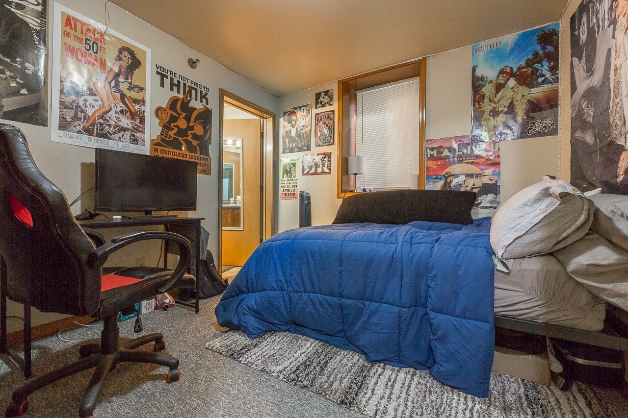 135 Langdon St - Photo 4 of 13