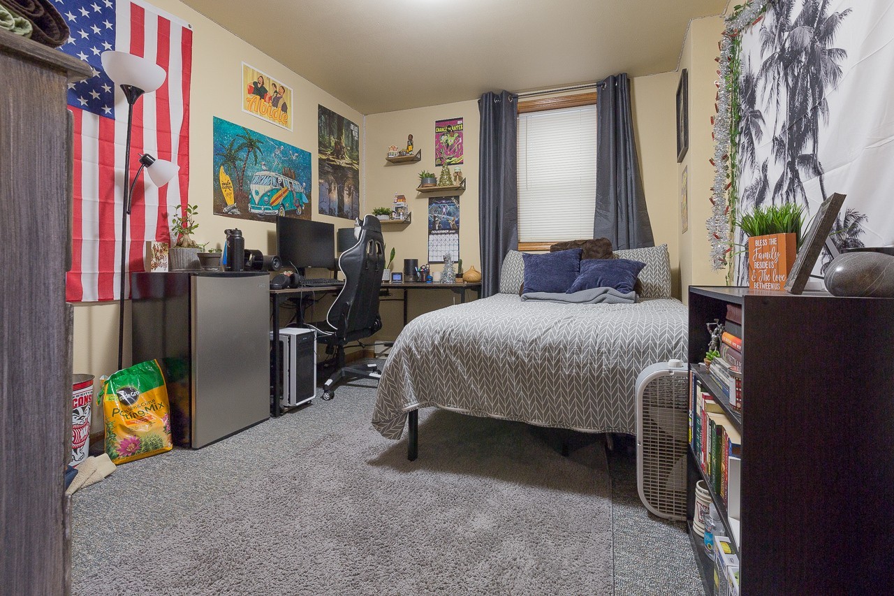 135 Langdon St - Photo 6 of 13