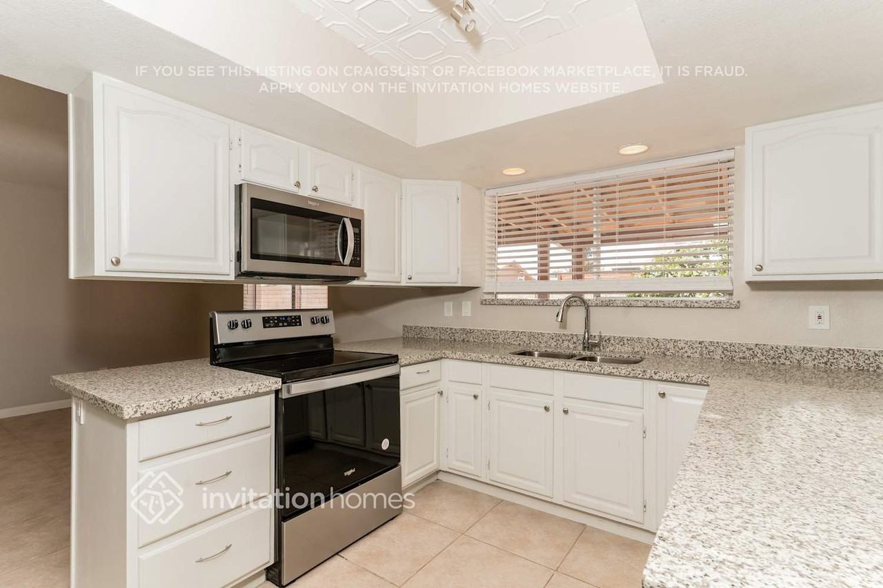 12402 N 49th Ave - Photo 5 of 16