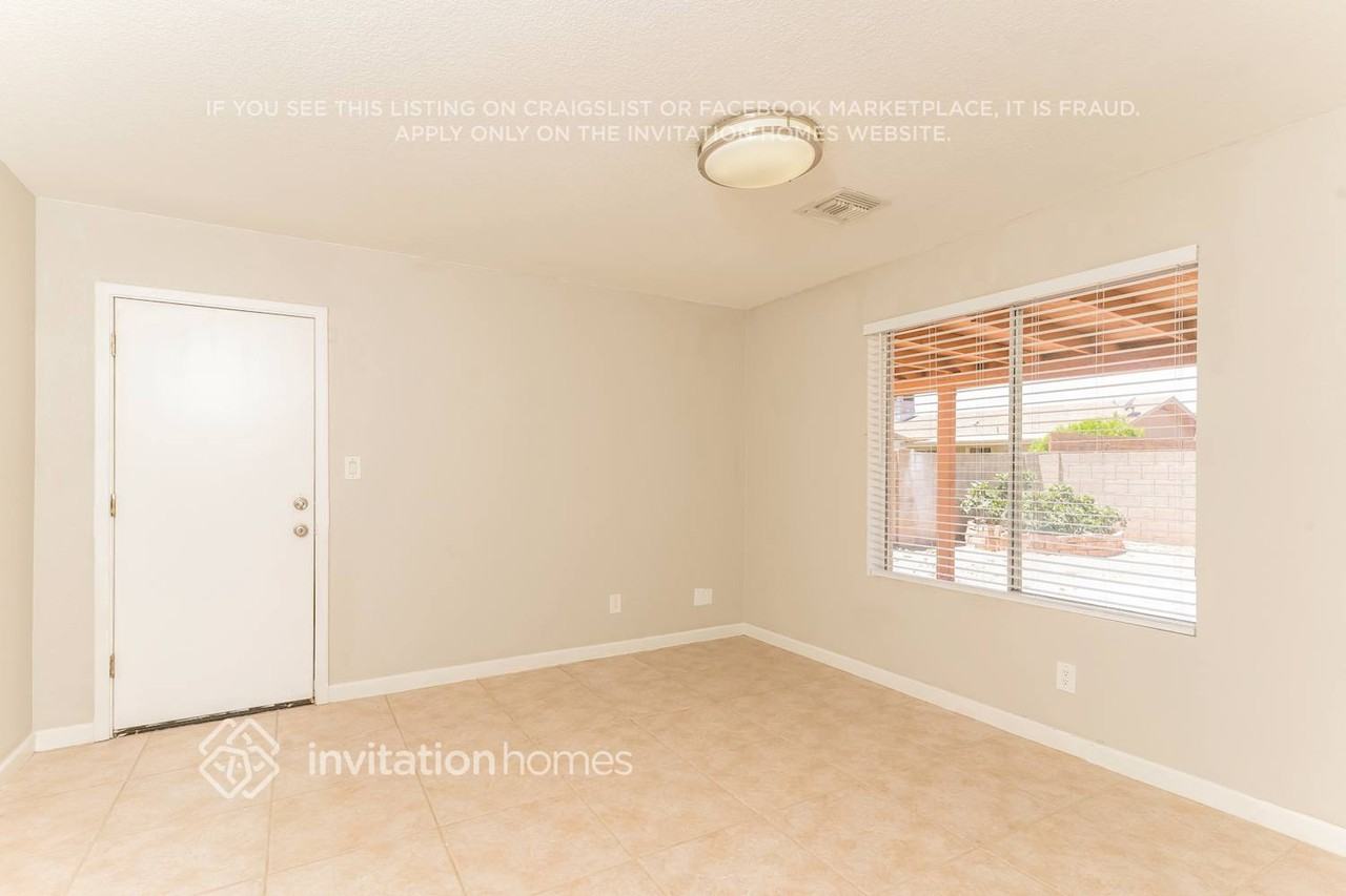 12402 N 49th Ave - Photo 6 of 16