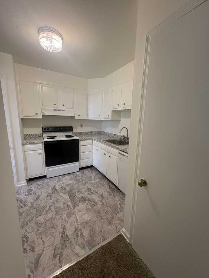 Hampshire Place Apartments - Photo 5 of 50