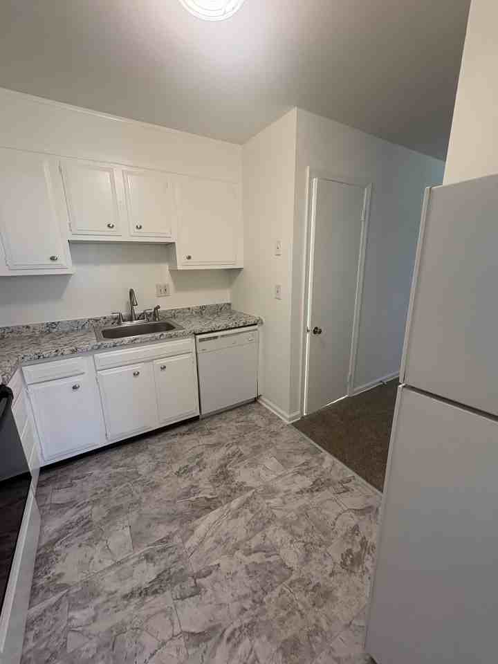 Hampshire Place Apartments - Photo 7 of 50