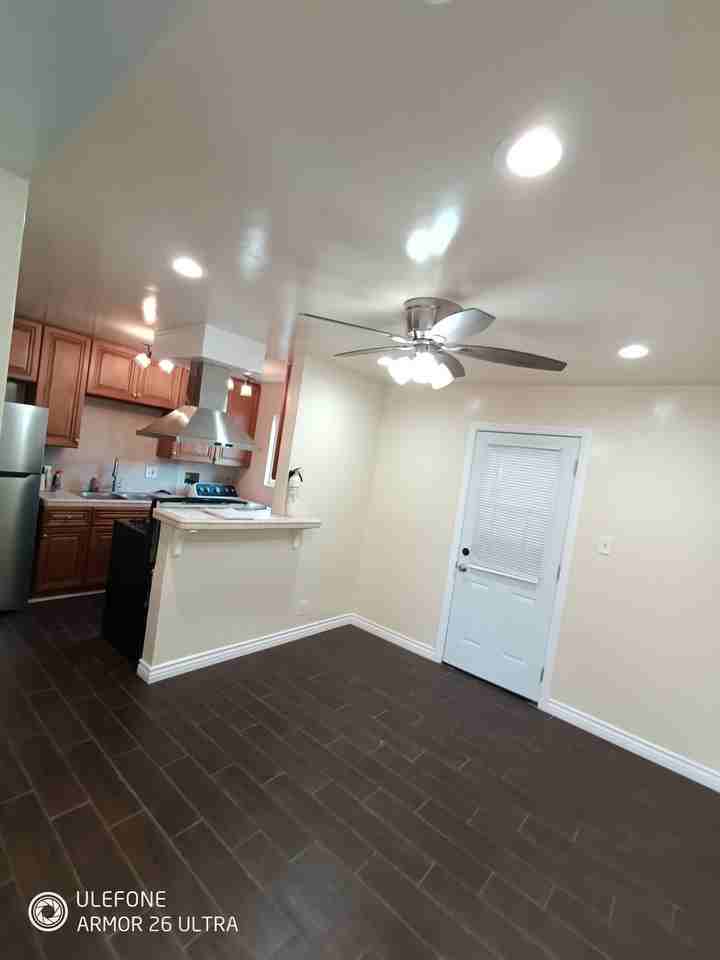 6809 Vinevale Avenue - Photo 6 of 17