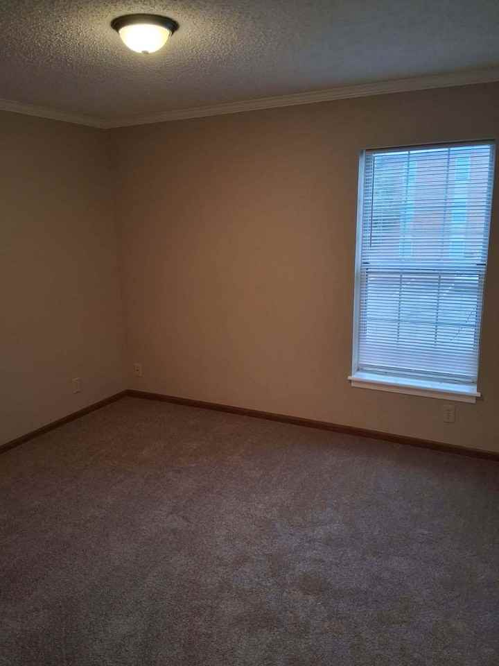 122 E Hunt St - Photo 4 of 5