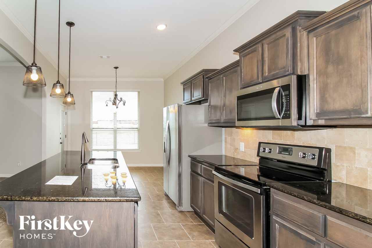3801 Abingdon Dr - Photo 4 of 15