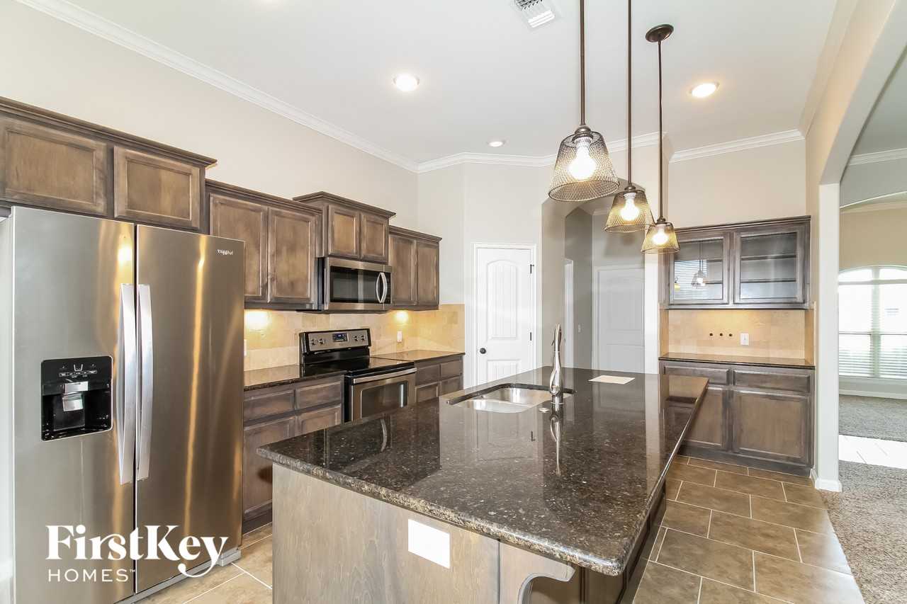 3801 Abingdon Dr - Photo 5 of 15
